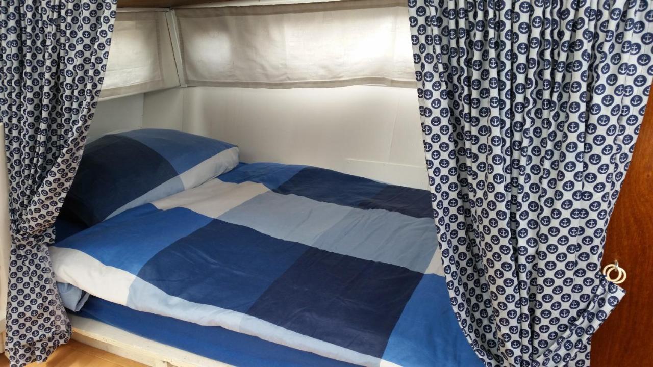 Boat Ella - Kamperen Op Het Water -Niet Om Mee Te Varen -Read Host Profile-Lees Hostprofiel Jutrijp Exterior photo